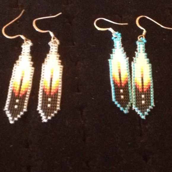 Navajo beaded feather earrings 1 blue 1 grey - Picture 1 of 3